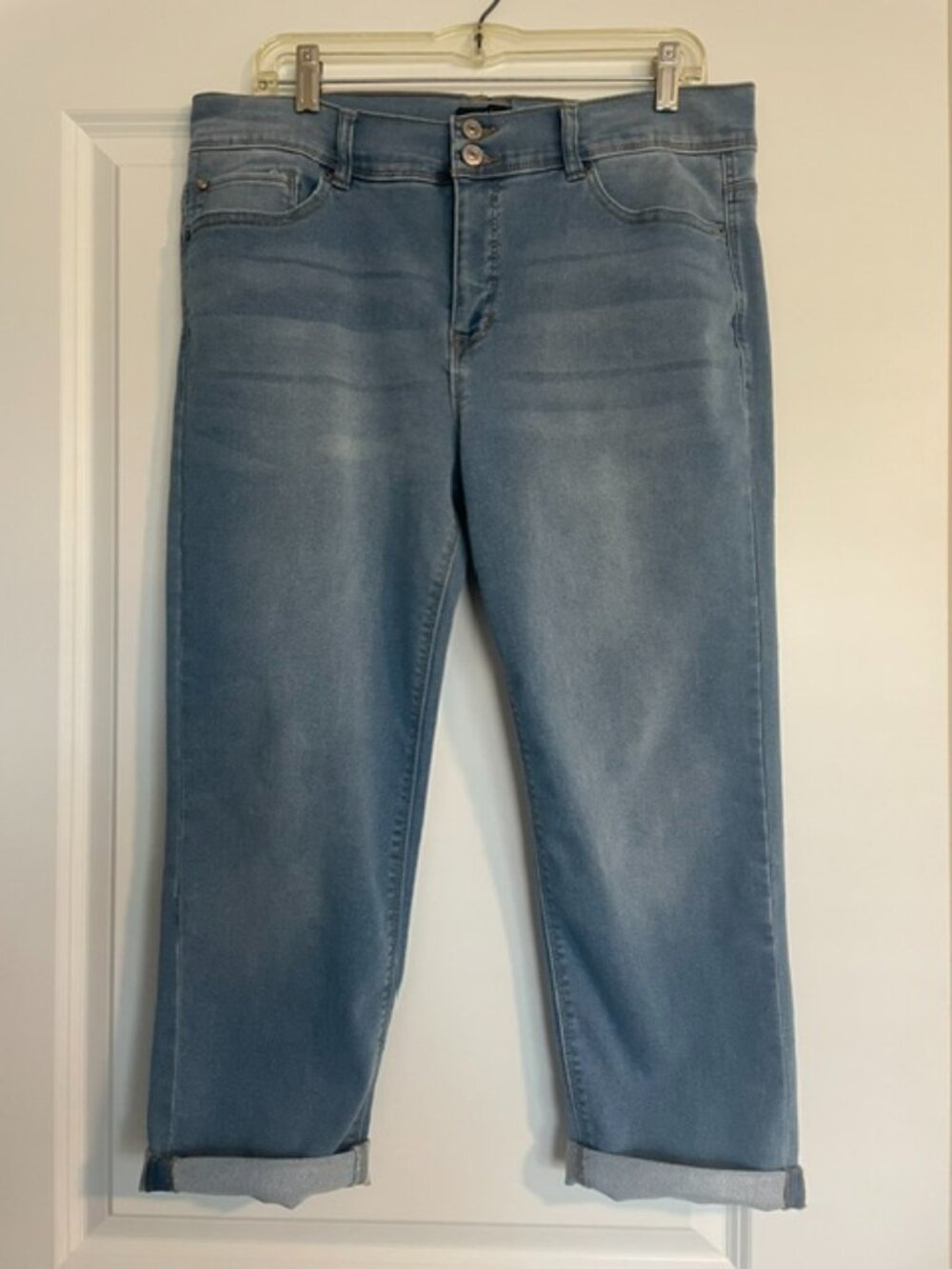 NEW W/O Tags: Women's CURVE APPEAL Cropped Jeans